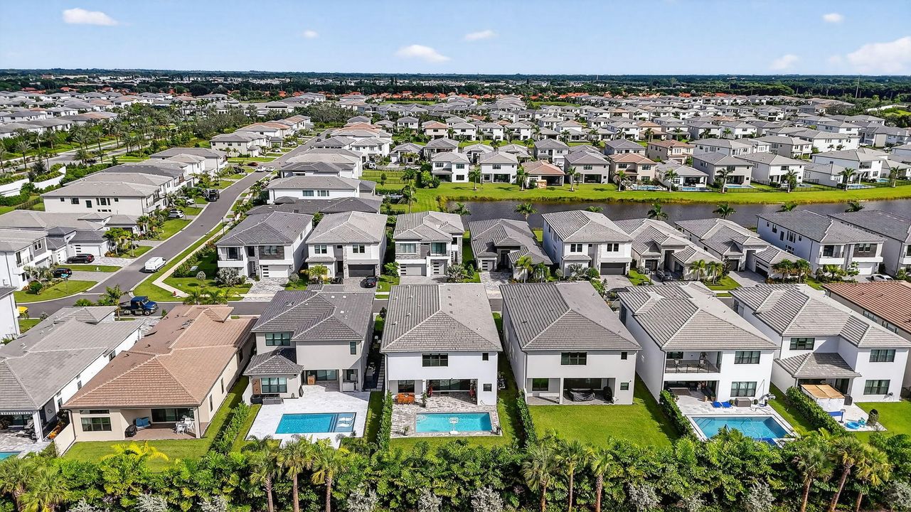 For Sale: $2,285,000 (5 beds, 7 baths, 4605 Square Feet)