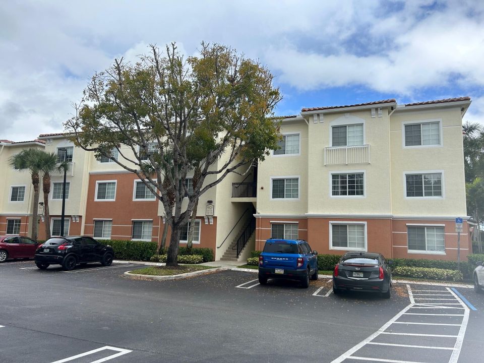 For Rent: $1,800 (1 beds, 1 baths, 820 Square Feet)