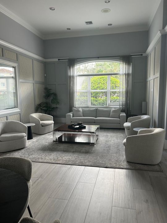 For Rent: $1,800 (1 beds, 1 baths, 820 Square Feet)