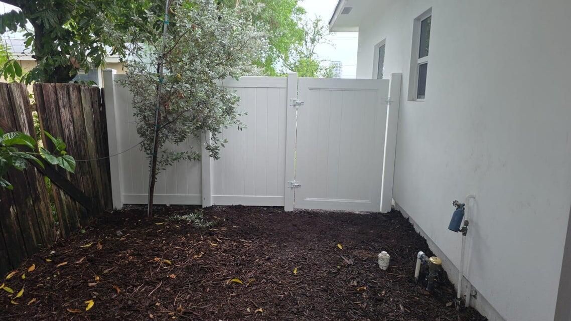 Active With Contract: $360,000 (3 beds, 2 baths, 960 Square Feet)