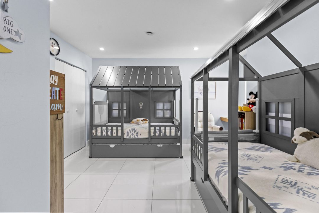 En Venta: $1,150,000 (4 camas, 3 baños, 2644 Pies cuadrados)