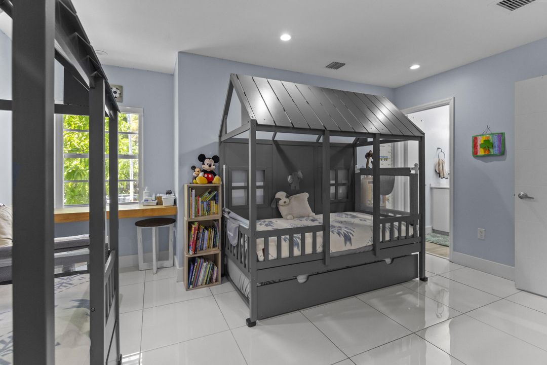 En Venta: $1,150,000 (4 camas, 3 baños, 2644 Pies cuadrados)