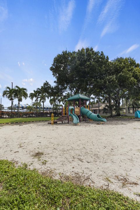 Active With Contract: $299,500 (3 beds, 2 baths, 1093 Square Feet)