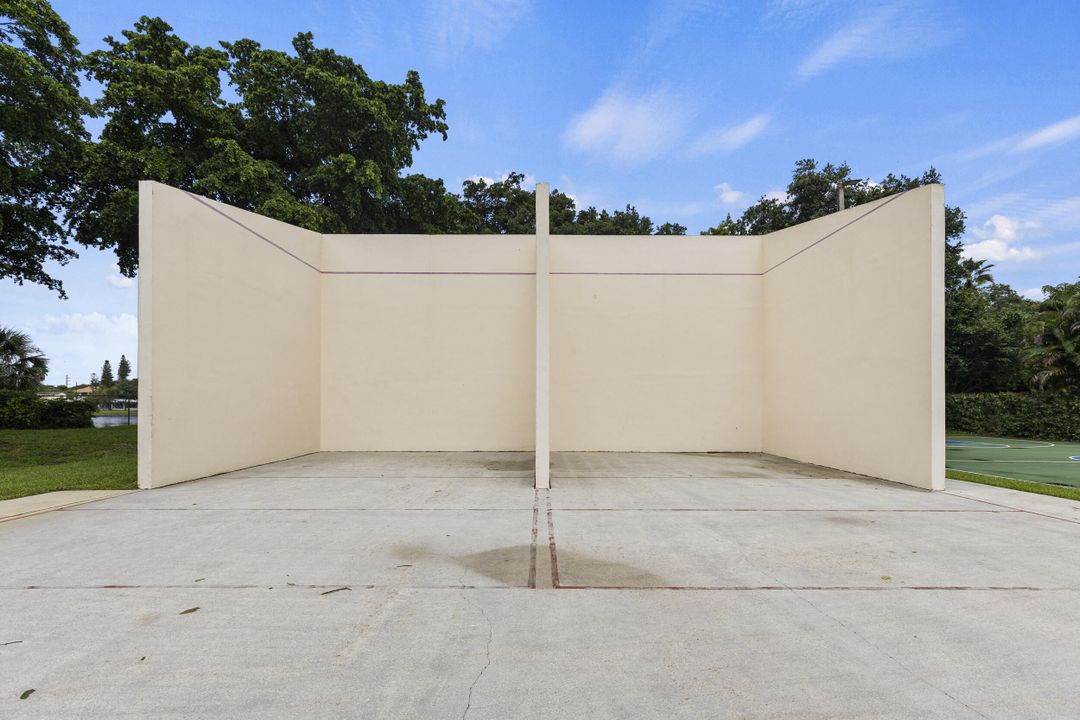 Active With Contract: $299,500 (3 beds, 2 baths, 1093 Square Feet)