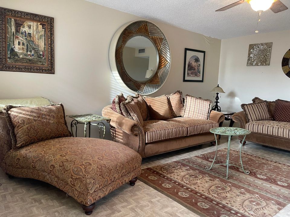 合同活跃: $112,900 (2 贝兹, 1 浴室, 840 平方英尺)