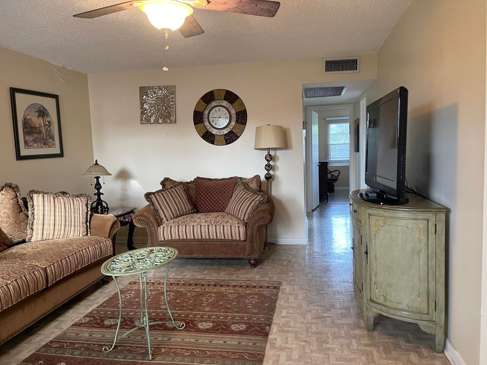 合同活跃: $112,900 (2 贝兹, 1 浴室, 840 平方英尺)