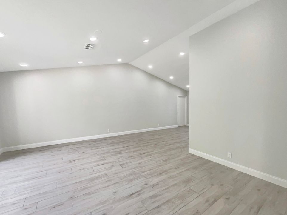 Под контрактом: $825,000 (4 спален, 3 ванн, 2337 Квадратных фут)