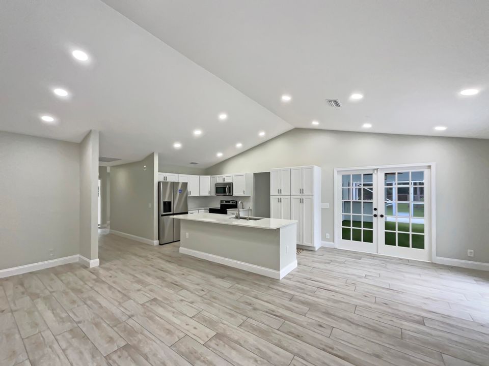 Под контрактом: $825,000 (4 спален, 3 ванн, 2337 Квадратных фут)