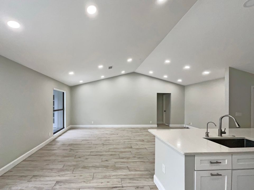 Под контрактом: $825,000 (4 спален, 3 ванн, 2337 Квадратных фут)