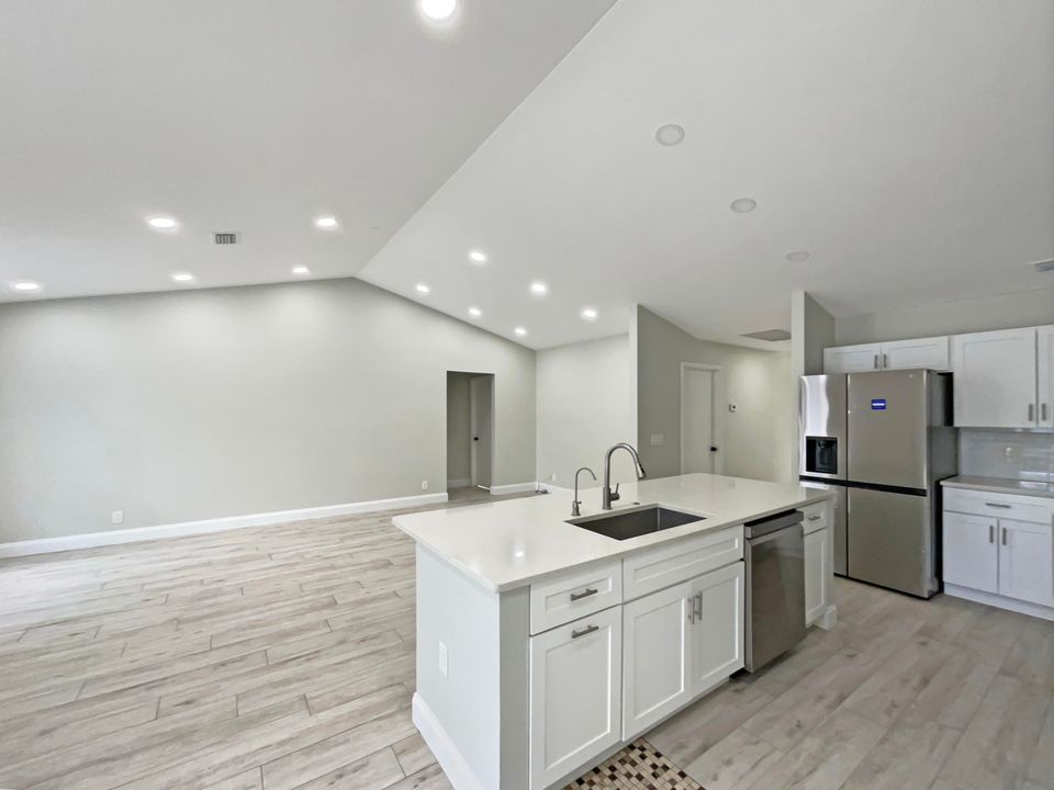 Под контрактом: $825,000 (4 спален, 3 ванн, 2337 Квадратных фут)