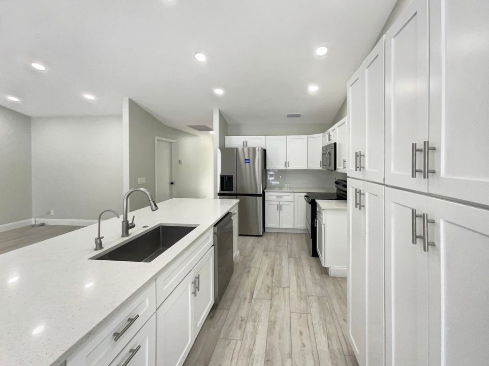 Под контрактом: $825,000 (4 спален, 3 ванн, 2337 Квадратных фут)