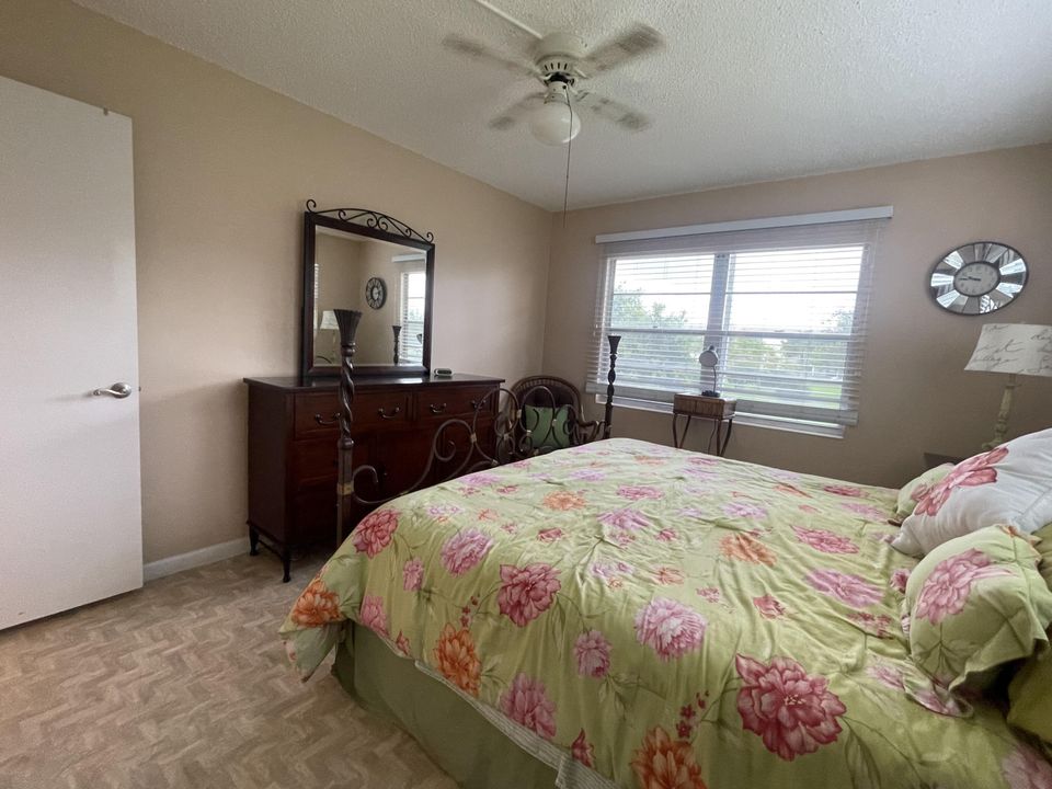 合同活跃: $112,900 (2 贝兹, 1 浴室, 840 平方英尺)