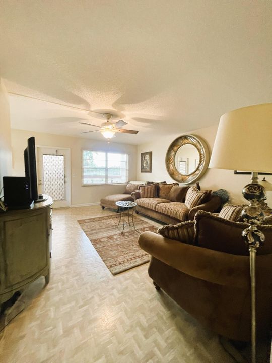 合同活跃: $112,900 (2 贝兹, 1 浴室, 840 平方英尺)