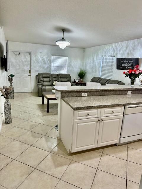 Activo con contrato: $2,950 (3 camas, 2 baños, 1196 Pies cuadrados)