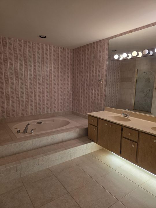 合同活跃: $975,000 (3 贝兹, 2 浴室, 1889 平方英尺)