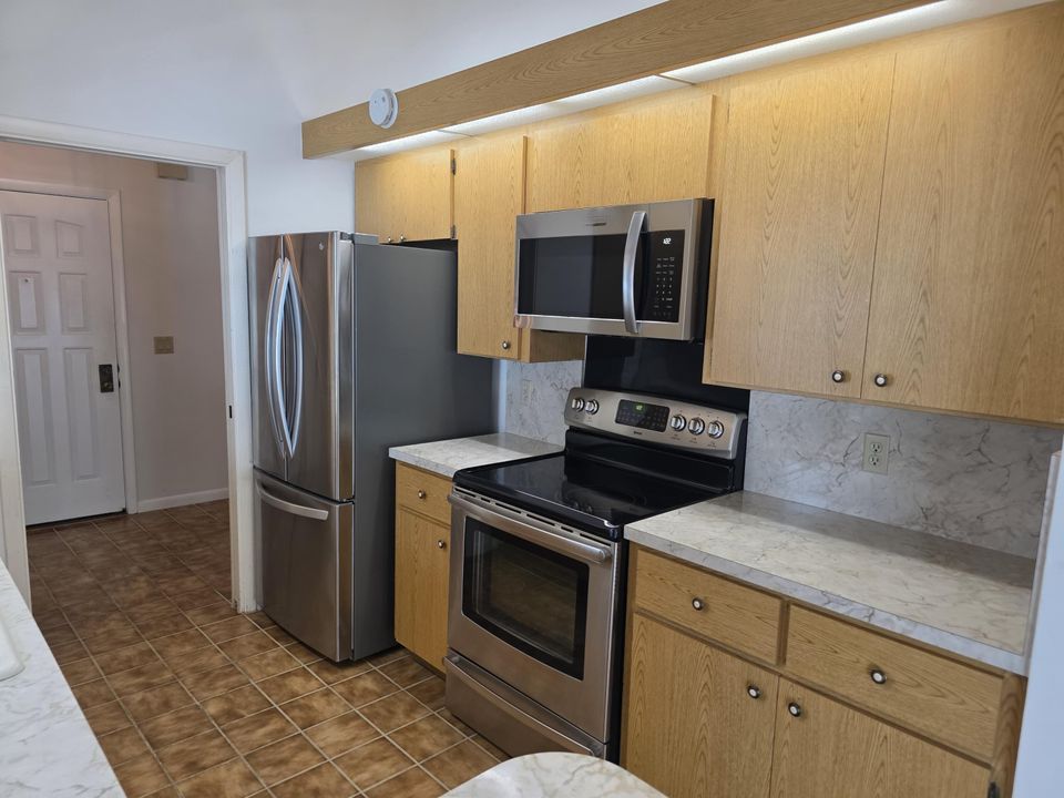 合同活跃: $975,000 (3 贝兹, 2 浴室, 1889 平方英尺)