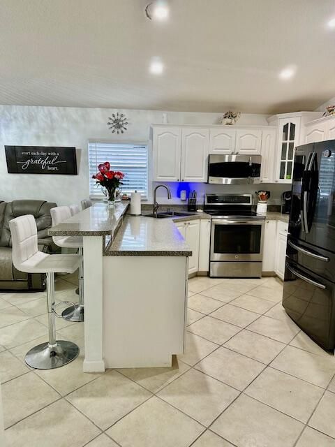 Activo con contrato: $2,950 (3 camas, 2 baños, 1196 Pies cuadrados)