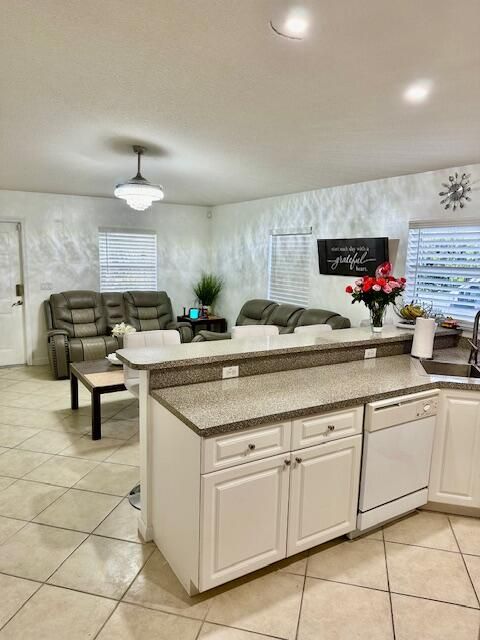 Activo con contrato: $2,950 (3 camas, 2 baños, 1196 Pies cuadrados)