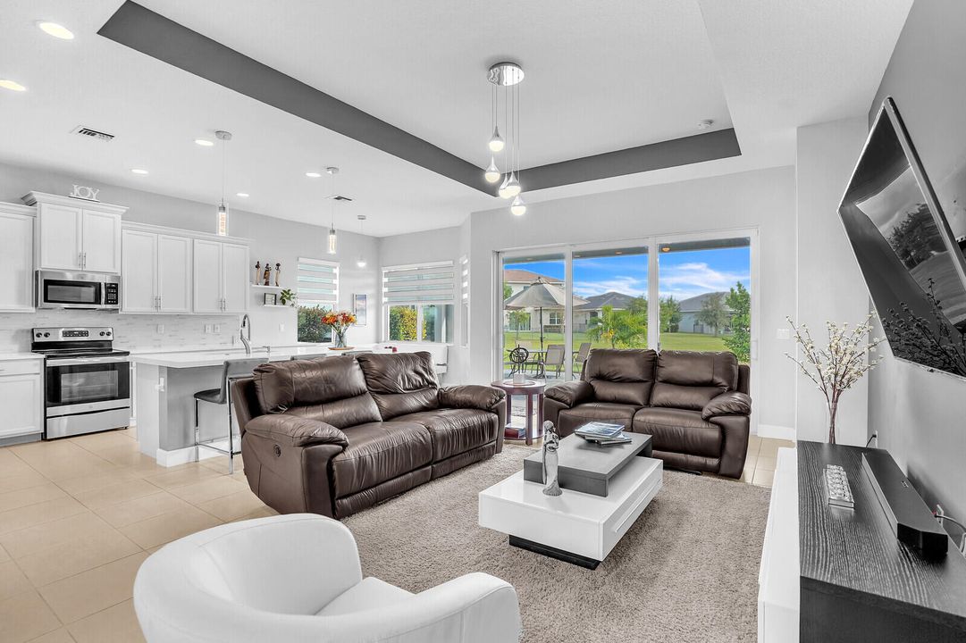 合同活跃: $3,500 (3 贝兹, 2 浴室, 1938 平方英尺)