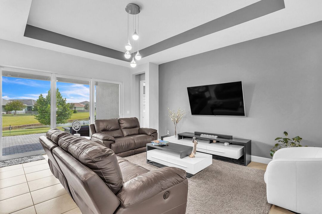 合同活跃: $3,500 (3 贝兹, 2 浴室, 1938 平方英尺)