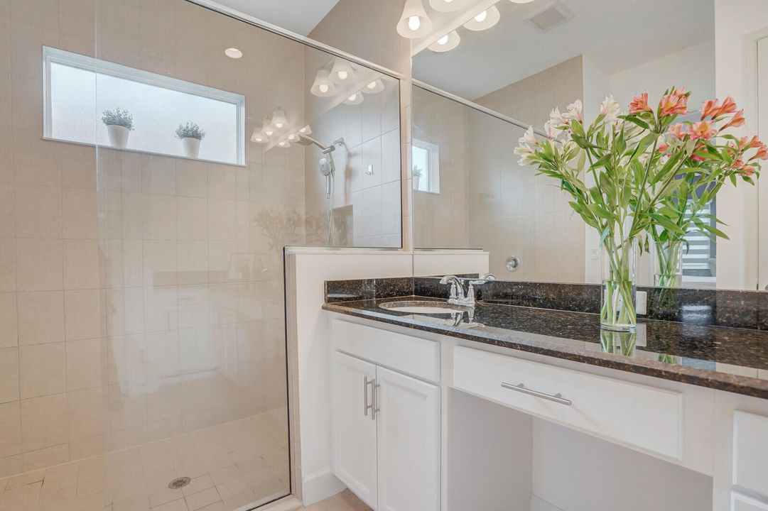 合同活跃: $3,500 (3 贝兹, 2 浴室, 1938 平方英尺)