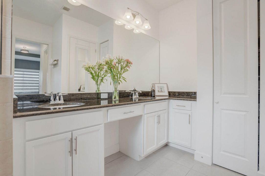 合同活跃: $3,500 (3 贝兹, 2 浴室, 1938 平方英尺)