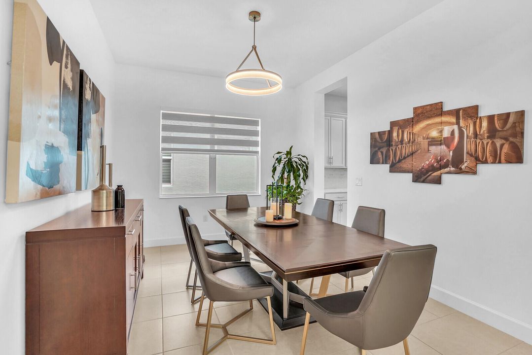 合同活跃: $3,500 (3 贝兹, 2 浴室, 1938 平方英尺)