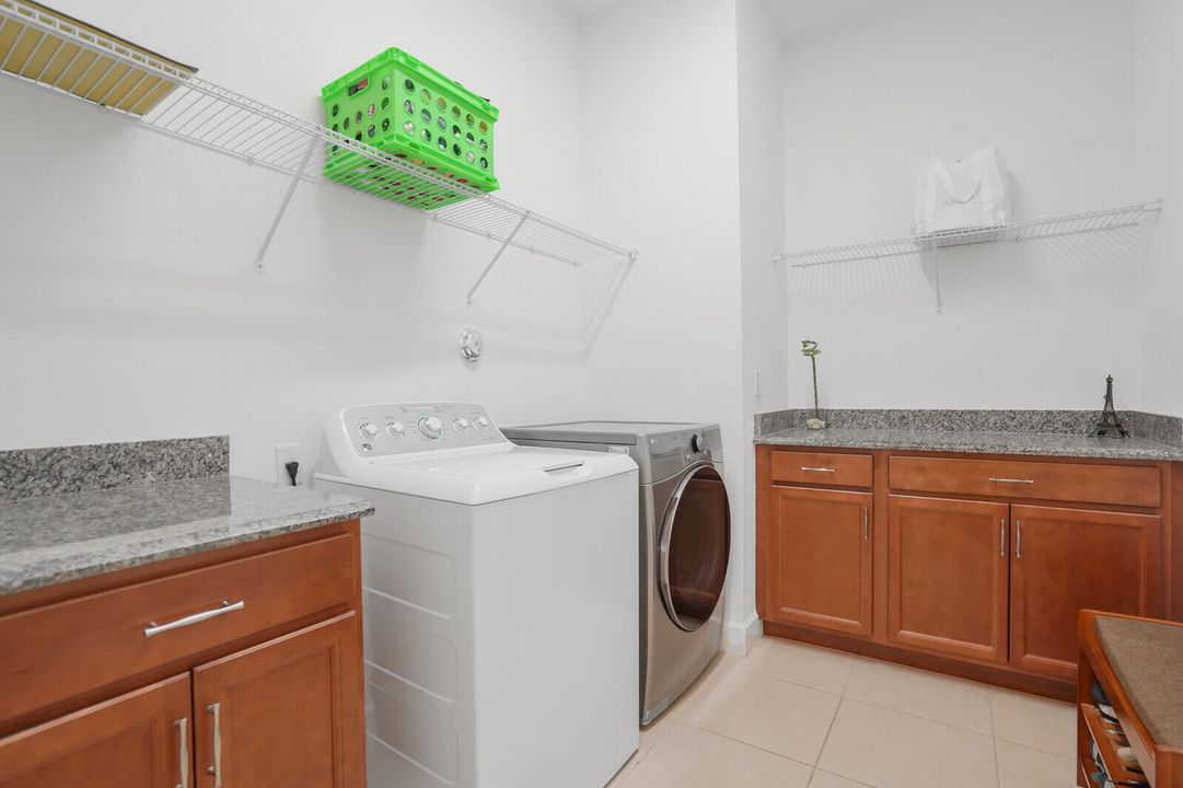 合同活跃: $3,500 (3 贝兹, 2 浴室, 1938 平方英尺)