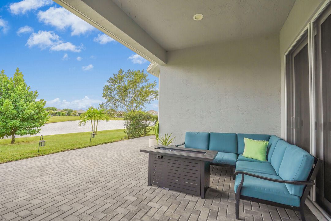 合同活跃: $3,500 (3 贝兹, 2 浴室, 1938 平方英尺)