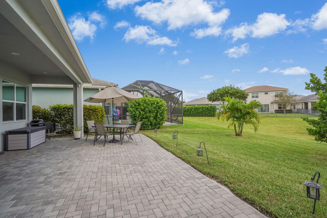 合同活跃: $3,500 (3 贝兹, 2 浴室, 1938 平方英尺)