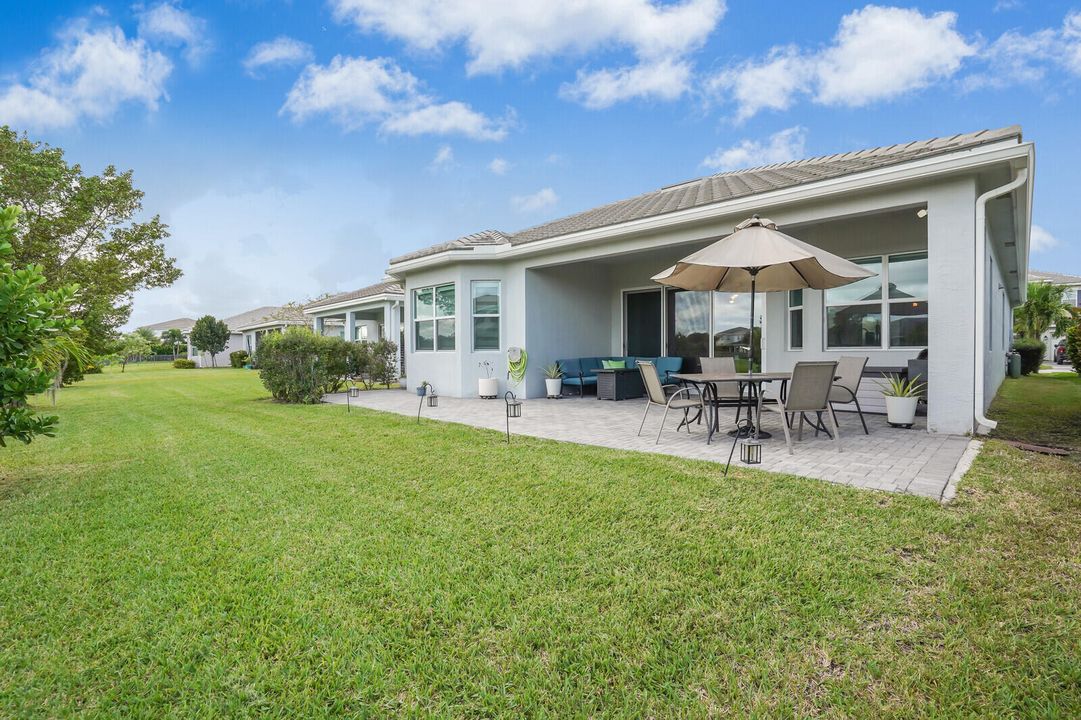 合同活跃: $3,500 (3 贝兹, 2 浴室, 1938 平方英尺)