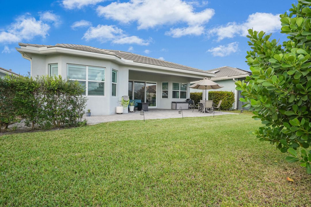 合同活跃: $3,500 (3 贝兹, 2 浴室, 1938 平方英尺)