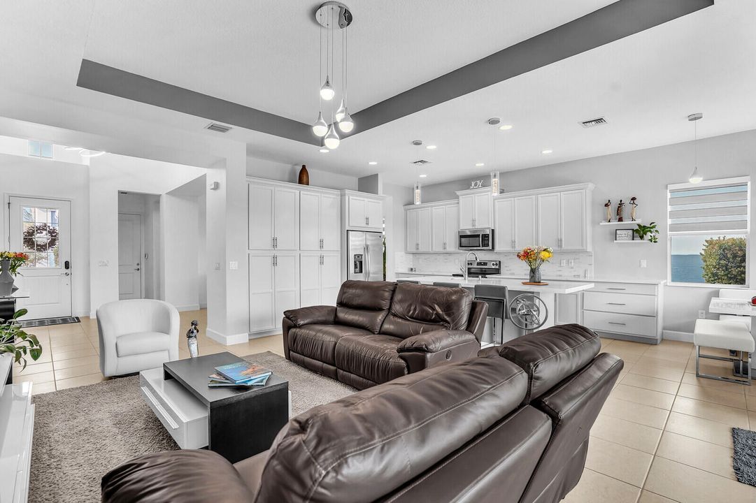 合同活跃: $3,500 (3 贝兹, 2 浴室, 1938 平方英尺)