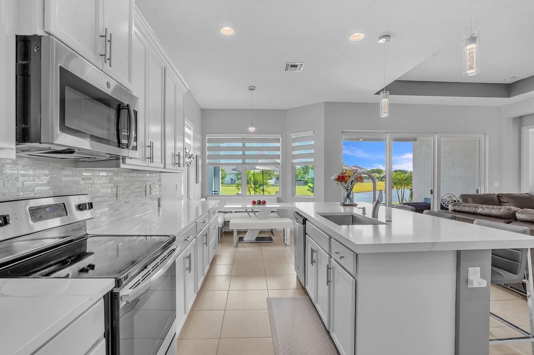 合同活跃: $3,500 (3 贝兹, 2 浴室, 1938 平方英尺)