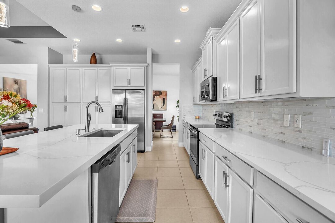 合同活跃: $3,500 (3 贝兹, 2 浴室, 1938 平方英尺)