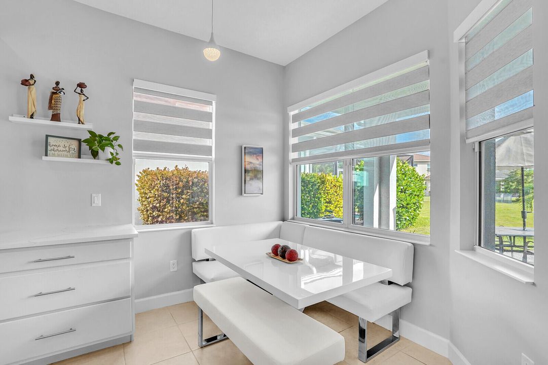 合同活跃: $3,500 (3 贝兹, 2 浴室, 1938 平方英尺)