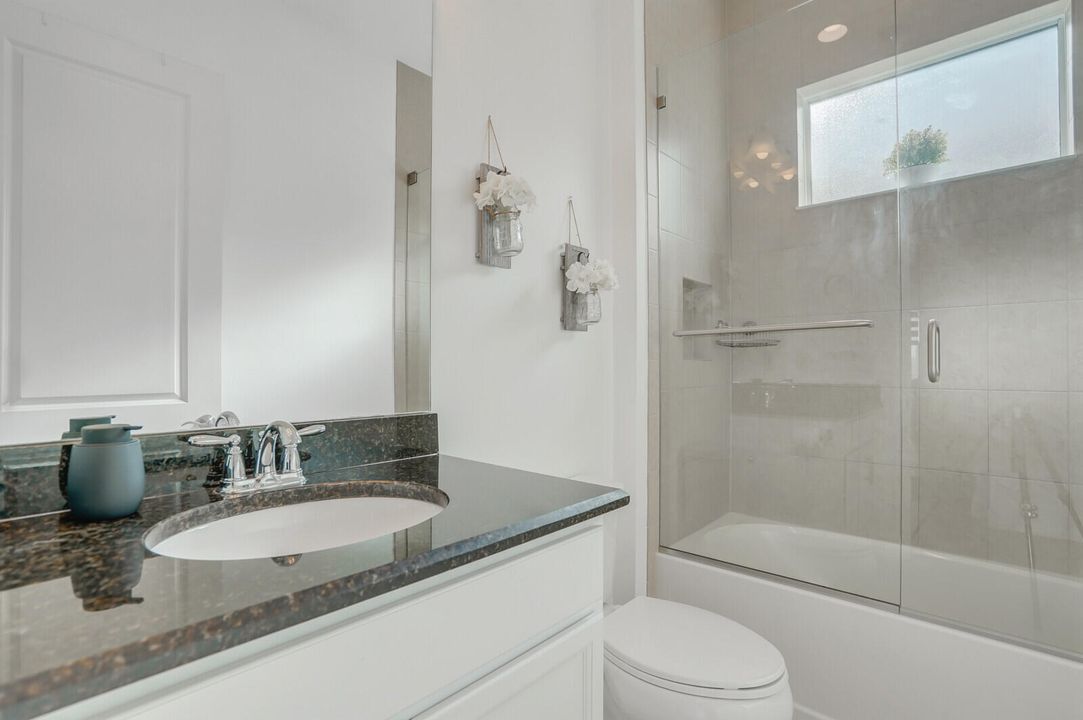 合同活跃: $3,500 (3 贝兹, 2 浴室, 1938 平方英尺)