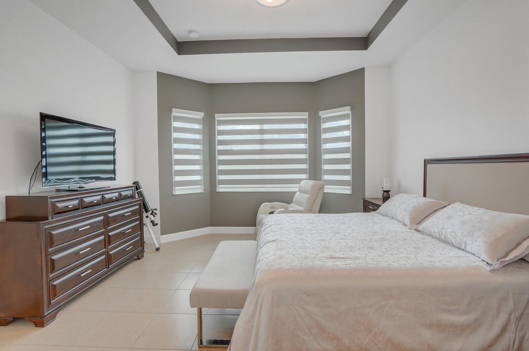 合同活跃: $3,500 (3 贝兹, 2 浴室, 1938 平方英尺)