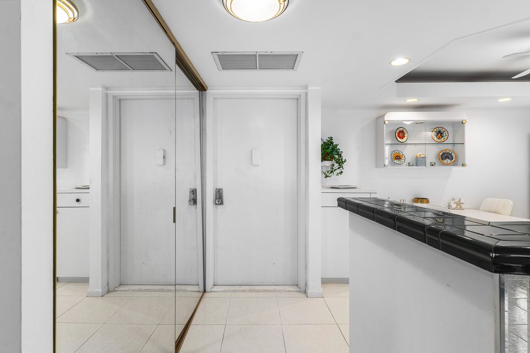 На продажу: $419,000 (2 спален, 2 ванн, 1200 Квадратных фут)