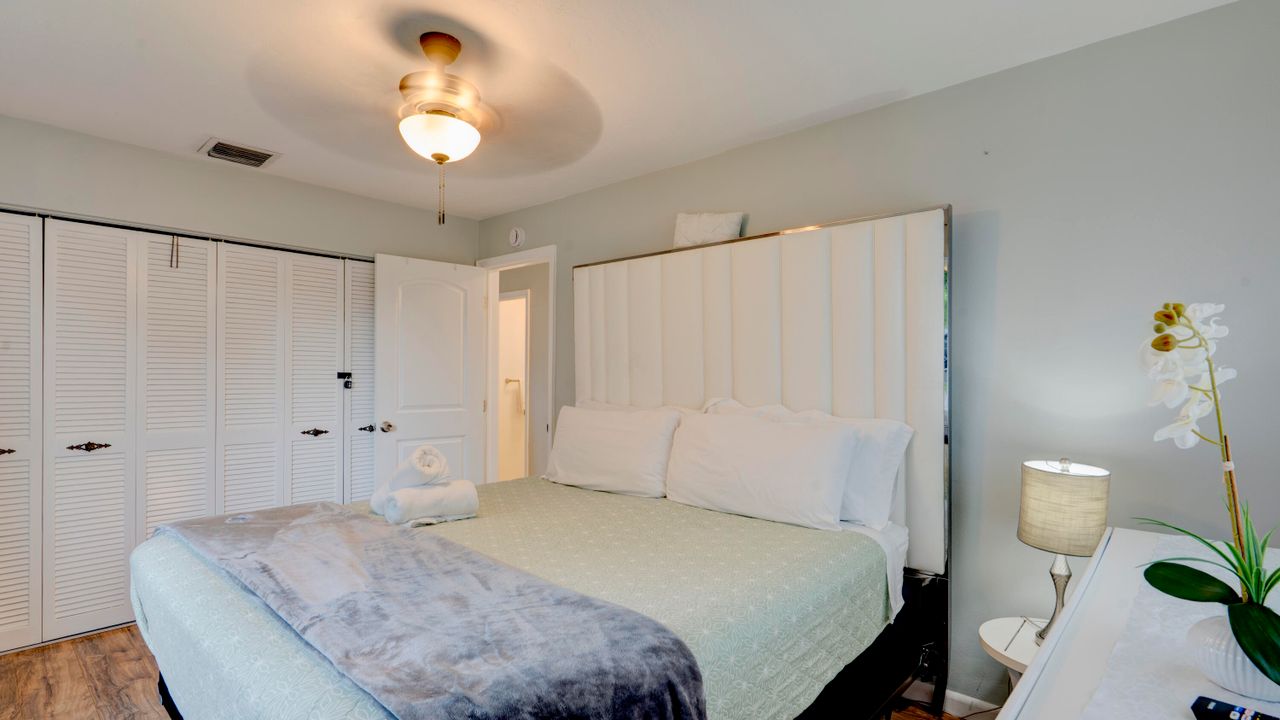 Active With Contract: $420,000 (2 beds, 1 baths, 1125 Square Feet)