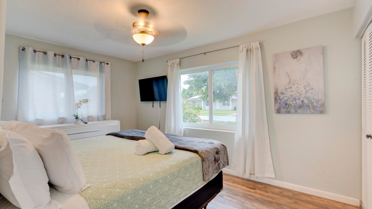 Active With Contract: $420,000 (2 beds, 1 baths, 1125 Square Feet)