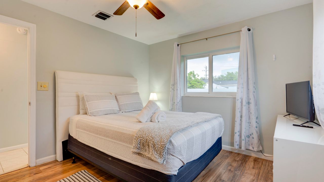 Active With Contract: $420,000 (2 beds, 1 baths, 1125 Square Feet)