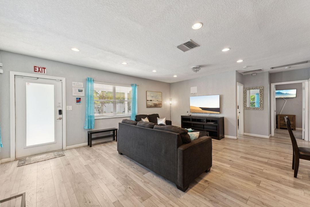 待售: $775,000 (3 贝兹, 2 浴室, 1347 平方英尺)