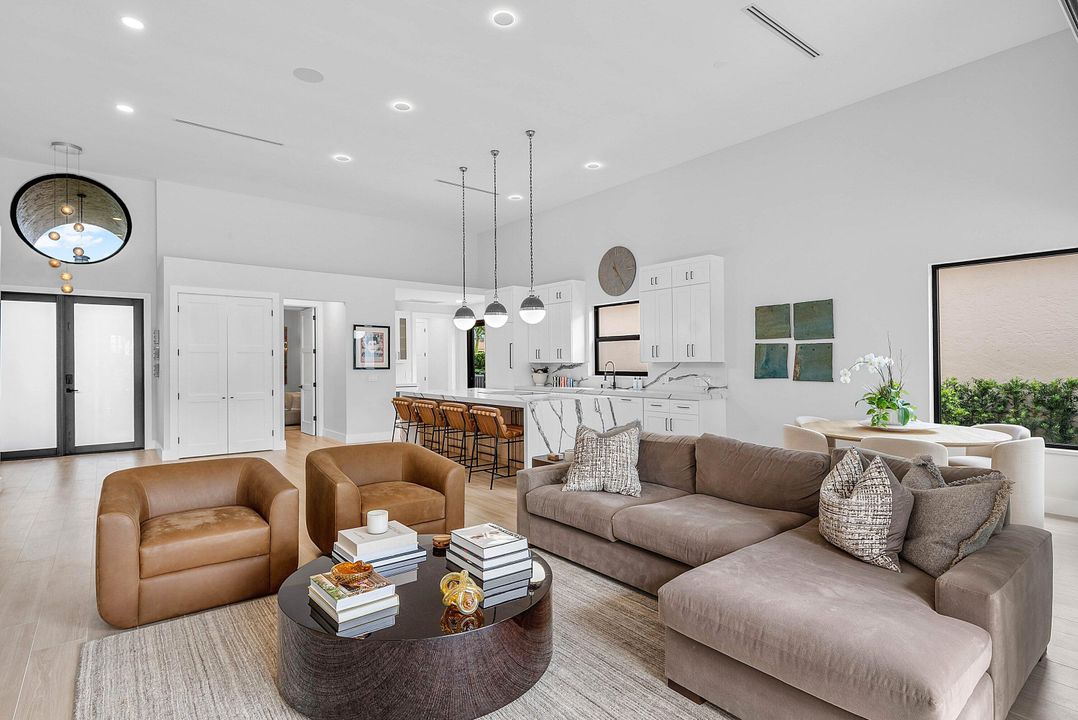 合同活跃: $1,750,000 (3 贝兹, 4 浴室, 2291 平方英尺)