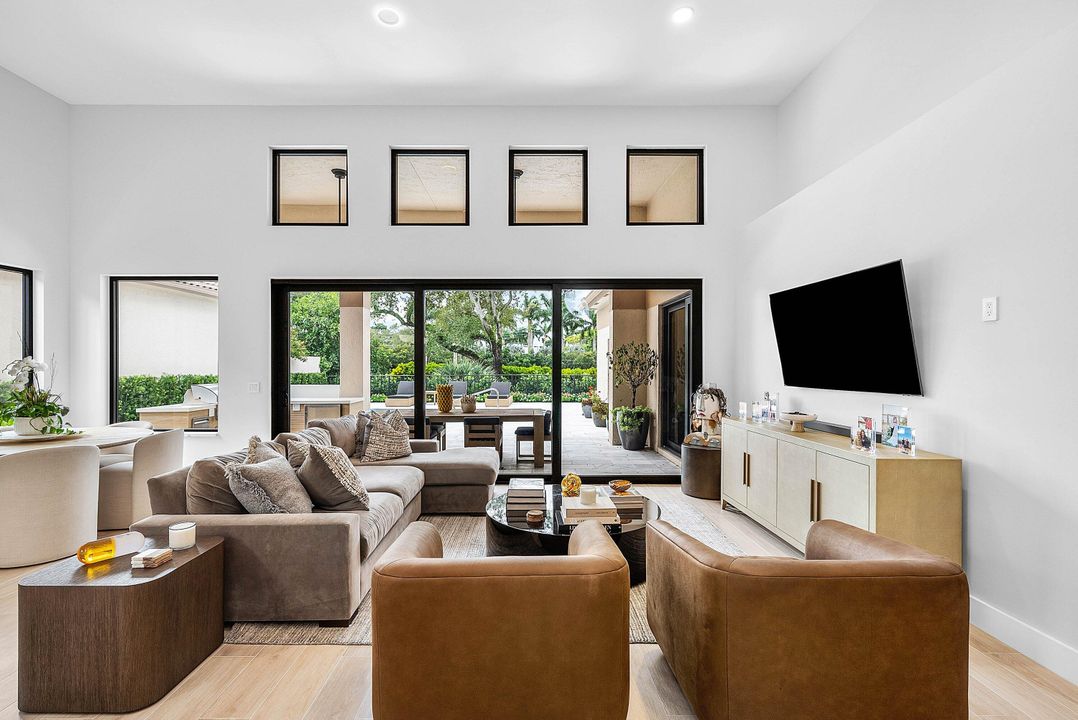 合同活跃: $1,750,000 (3 贝兹, 4 浴室, 2291 平方英尺)