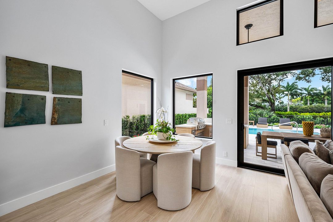 合同活跃: $1,750,000 (3 贝兹, 4 浴室, 2291 平方英尺)