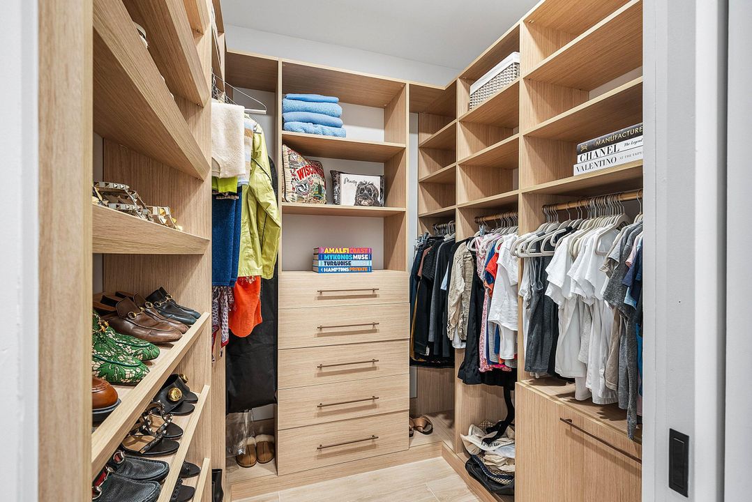 合同活跃: $1,750,000 (3 贝兹, 4 浴室, 2291 平方英尺)