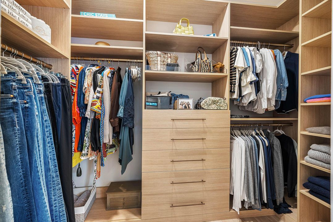 合同活跃: $1,750,000 (3 贝兹, 4 浴室, 2291 平方英尺)