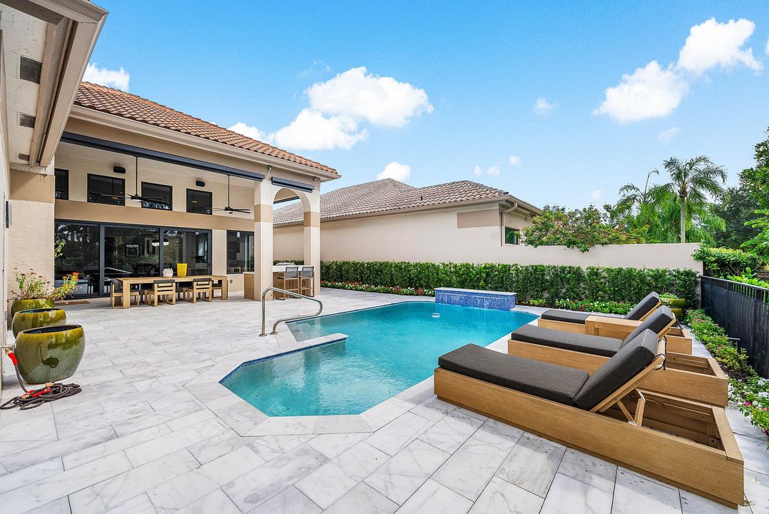 合同活跃: $1,750,000 (3 贝兹, 4 浴室, 2291 平方英尺)