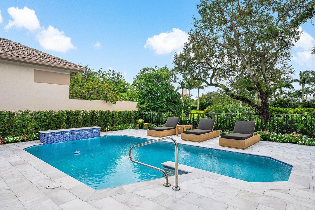 合同活跃: $1,750,000 (3 贝兹, 4 浴室, 2291 平方英尺)